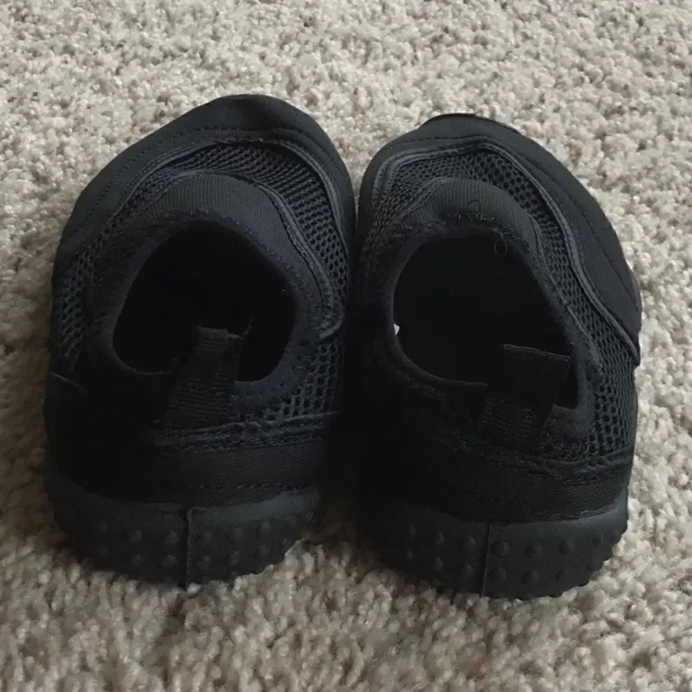 Boys Size Small (5/6) Swim Shoes 👟